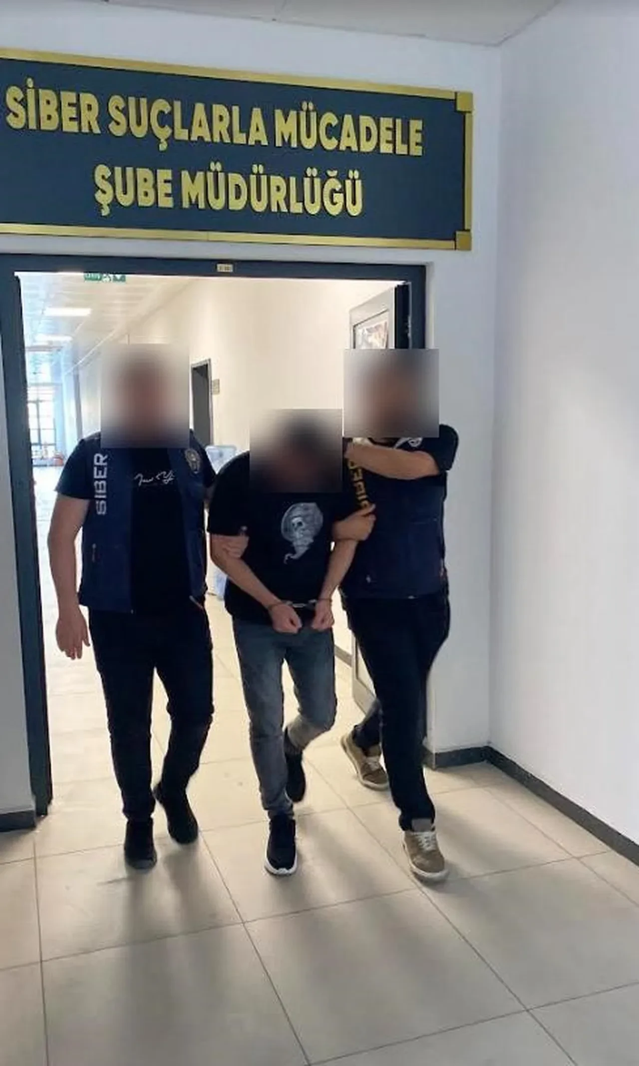 Kocaeli'nde kimlik bilgilerini çaldıkları vatandaşlar adına sahte kredi kartı çıkaran şüpheliler tutuklandı