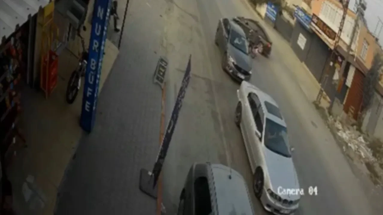 Motosiklet otomobile ok gibi saplandı! O anlar kamerada