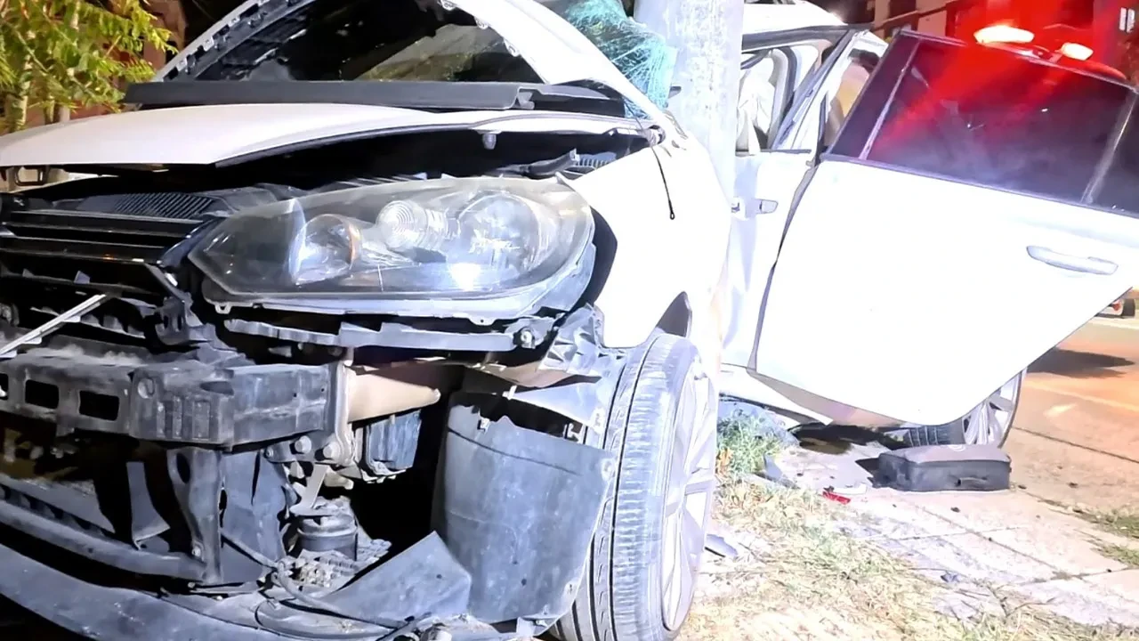 Otomobil direğe saplandı: Ağır yaralılar var