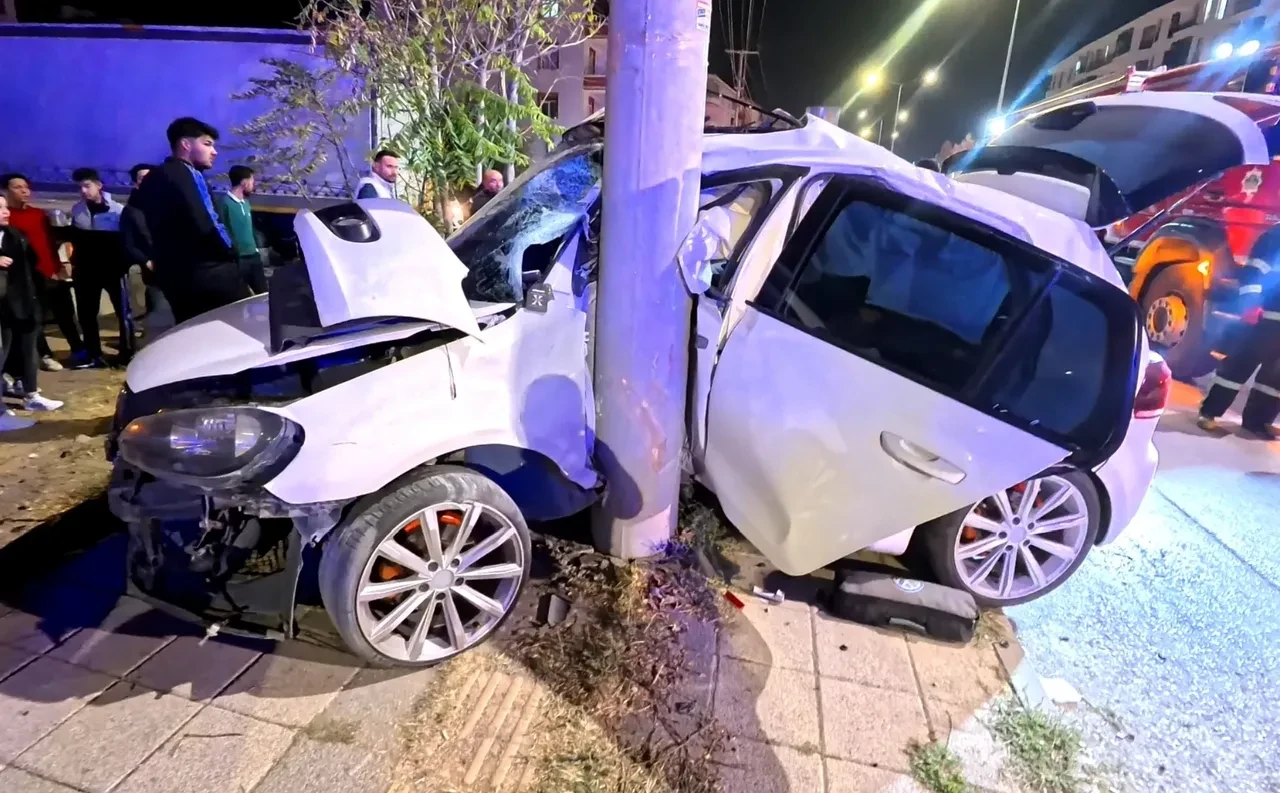 Otomobil direğe saplandı: Ağır yaralılar var