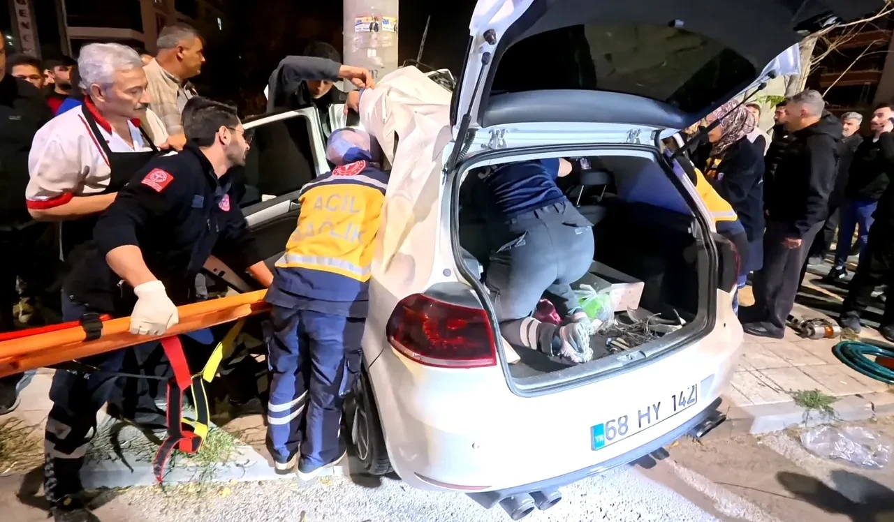 Otomobil direğe saplandı: Ağır yaralılar var