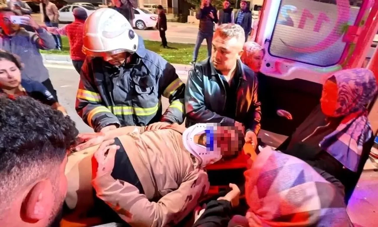 Otomobil direğe saplandı: Ağır yaralılar var