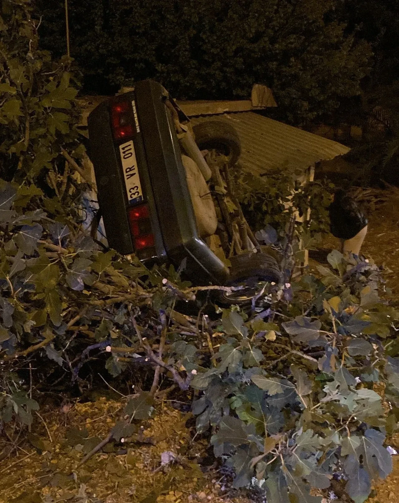 Otomobil takla attı, evin duvarına girdi! Feci kazada sürücü kurtarılamadı