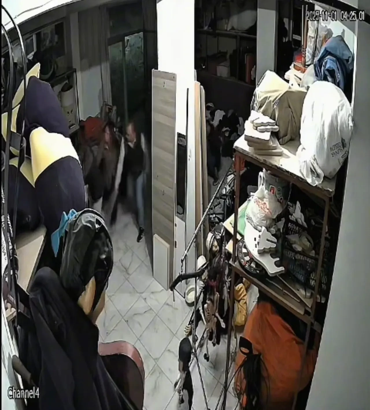 Sosyal medya fenomeni dehşeti yaşadı! Eski eşi ve ailesi tarafından öldüresiye dövüldü: O anlar kamerada