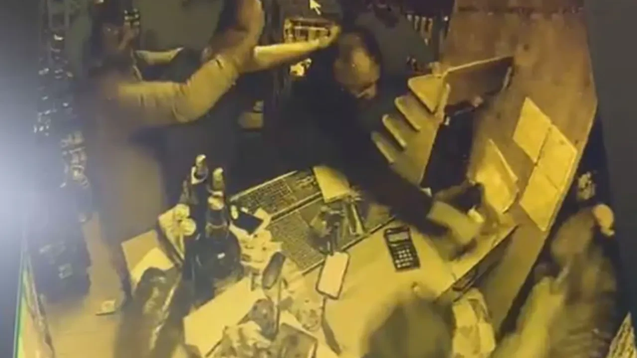 Tekel büfeyi basıp işletmeciye demir sopalarla öldüresiye saldırdılar!