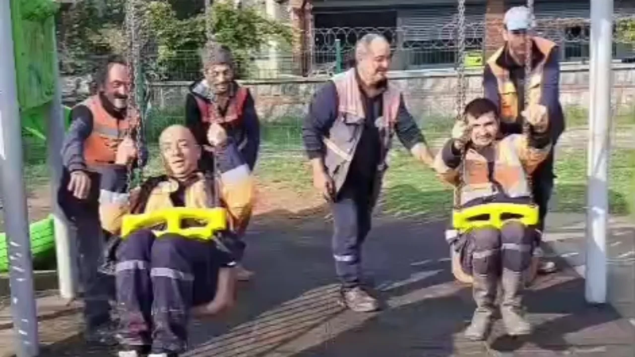 Temizlik işçileri parkta doyasıya eğlendi! Renkli anlar kamerada