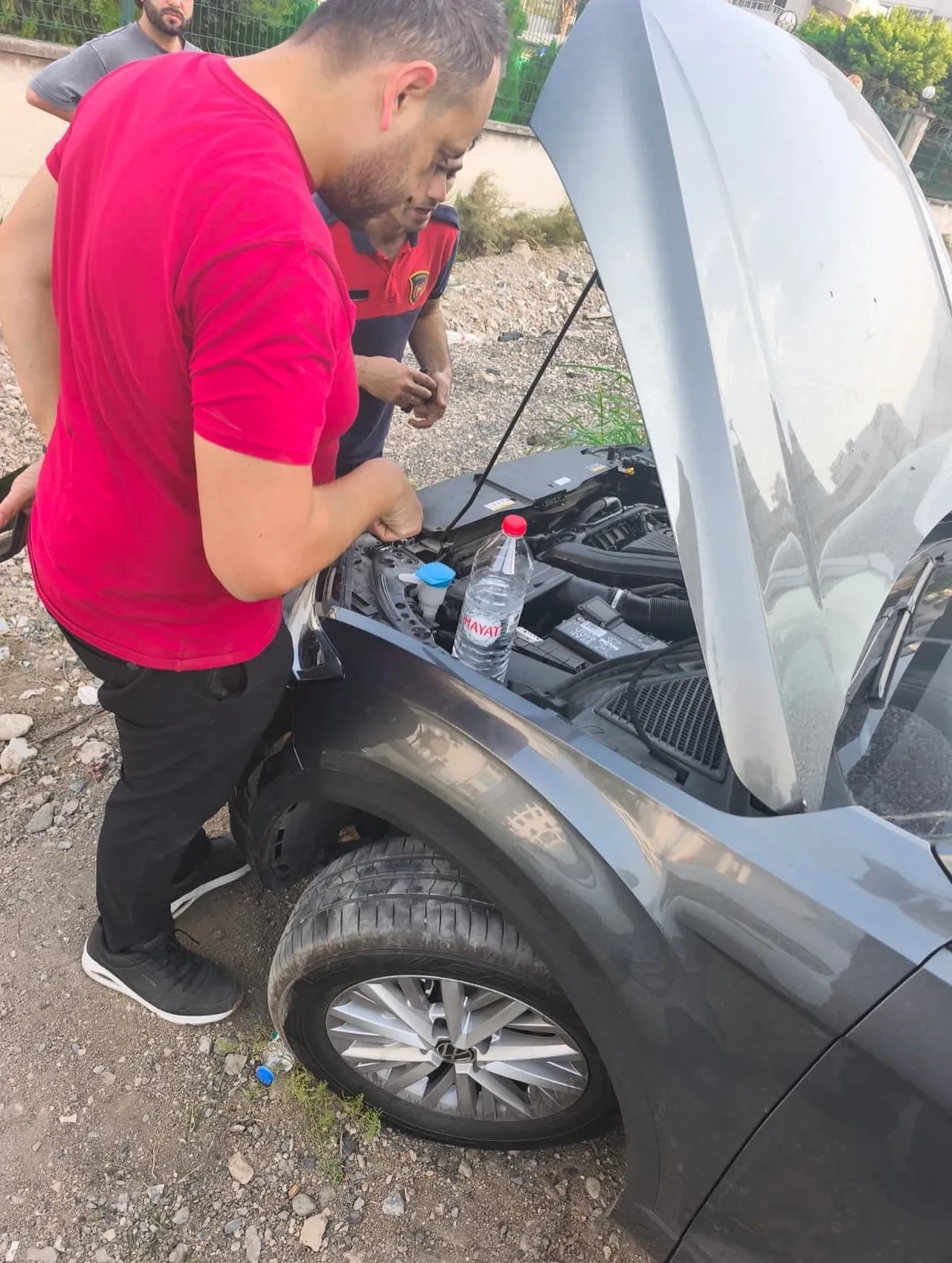 Yaramaz kedi girdiği yerde mahsur kaldı! Yardımına itfaiye ekipleri yetişti