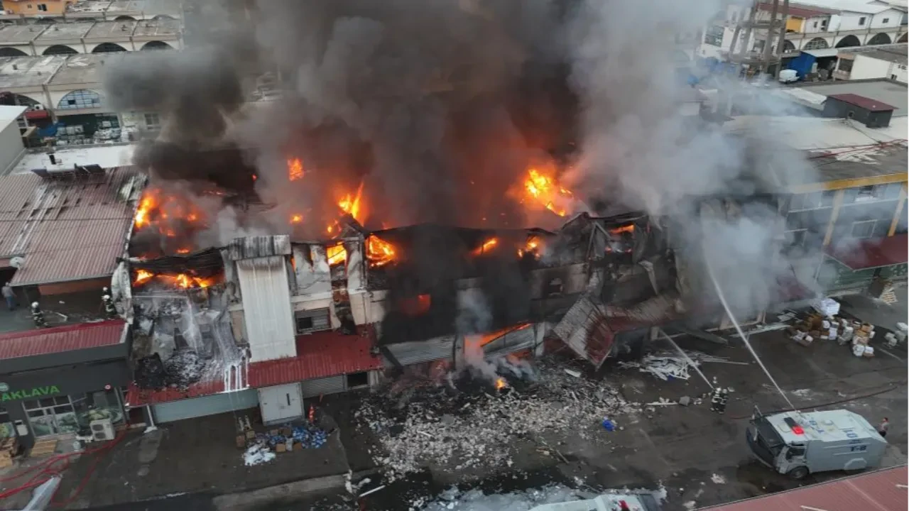 Adana'da korkutan yangın! Hırdavat dükkanı kül oldu