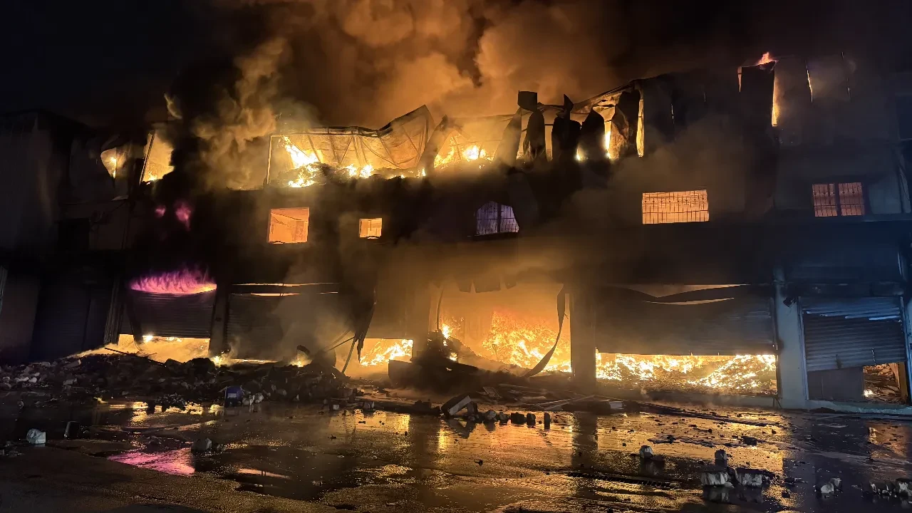 Adana'da korkutan yangın! Hırdavat dükkanı kül oldu