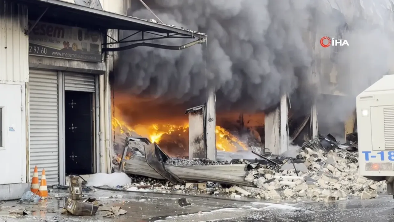 Adana'da korkutan yangın! Hırdavat dükkanının alevler içinde kaldığı anlar kamerada