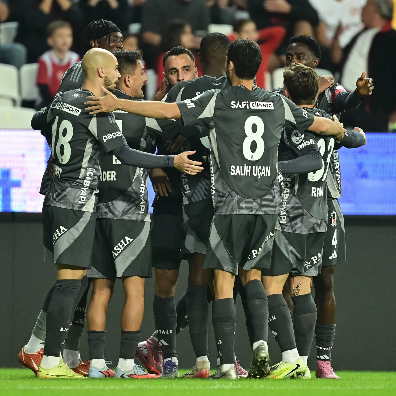 Beşiktaş'ta kritik açıklama: Şampiyonluk sonrası yeni hedef belli oldu!
