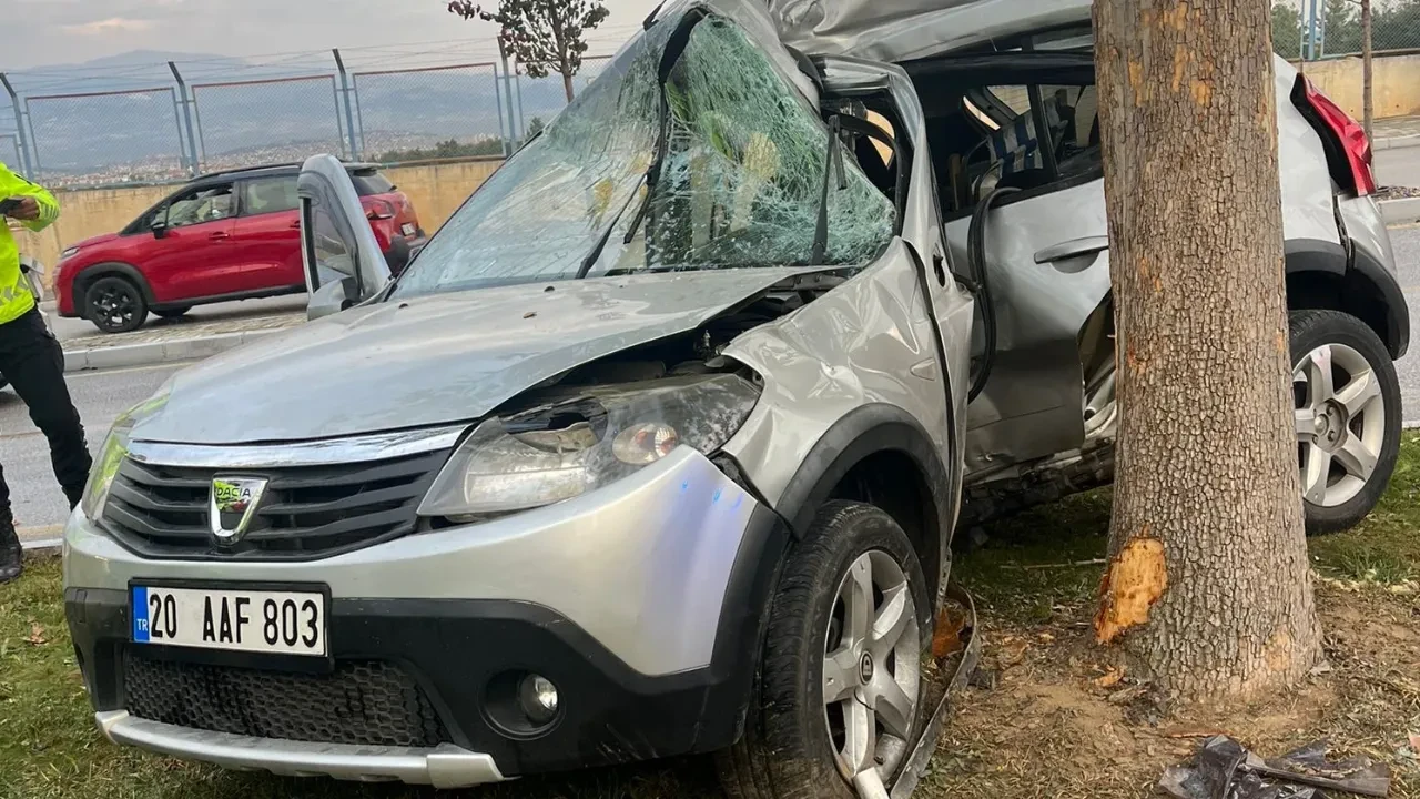 Denizli'de feci kaza! Ağaca çarptı, ikiye bölündü: Sürücü kurtarılamadı