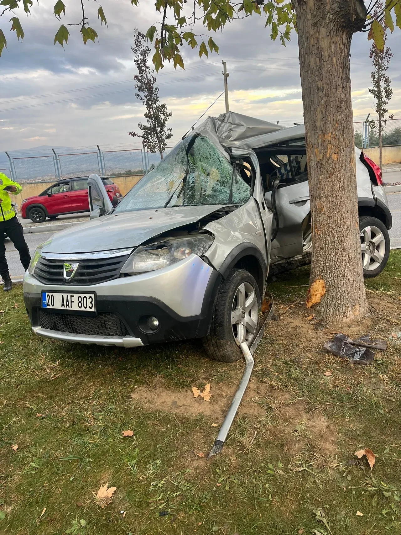 Denizli'de feci kaza! Ağaca çarptı, ikiye bölündü: Sürücü kurtarılamadı