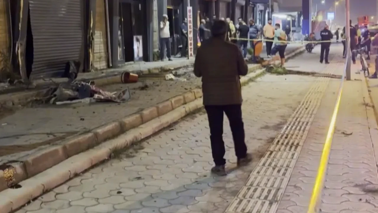 Hatay'da otomobil kaldırıma çıktı: 1 çocuk öldü!