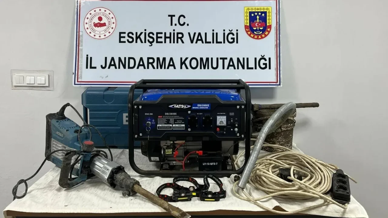 Kaçak kazıcılara suçüstü! 4 şüpheli ekipmanlarıyla yakalandı