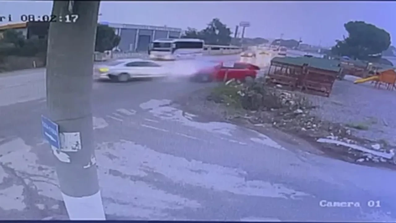 Kemalpaşa'da feci trafik kazası kamerada: 2 ölü, 4 yaralı
