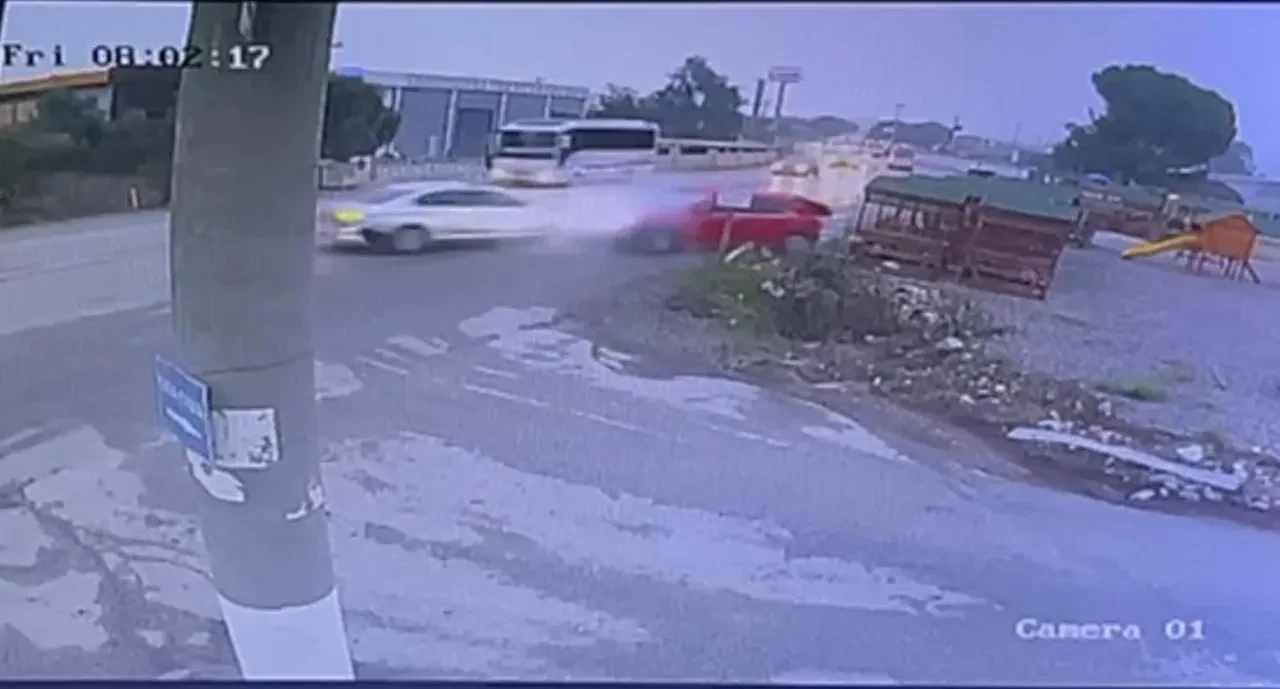Kemalpaşa'da feci trafik kazası kamerada: 2 ölü, 4 yaralı