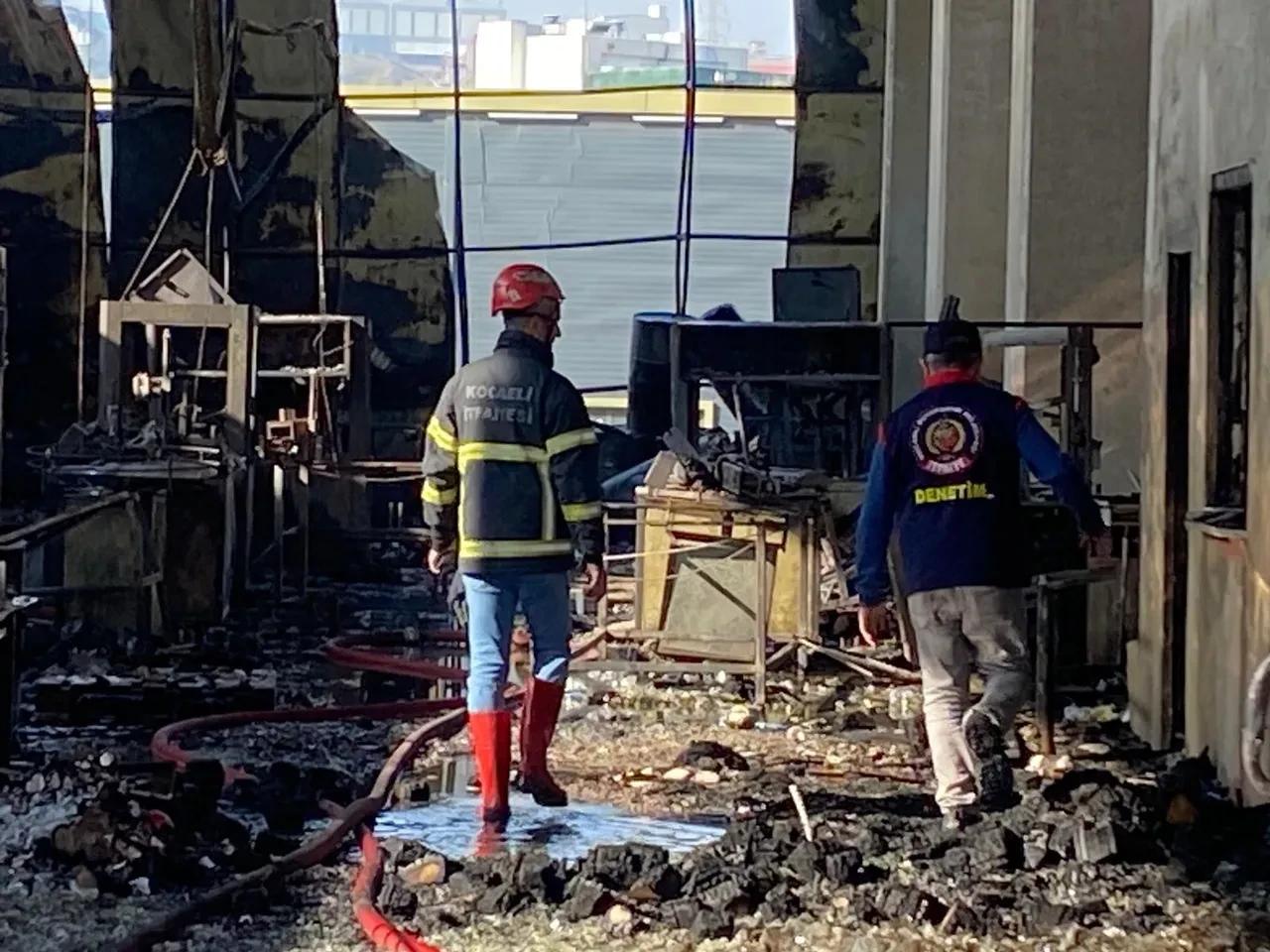 Kocaeli'de parfüm fabrikasında yangın! 6 kişi hayatını kaybetti: İş yeri sahibi yakalandı, oğlu aranıyor