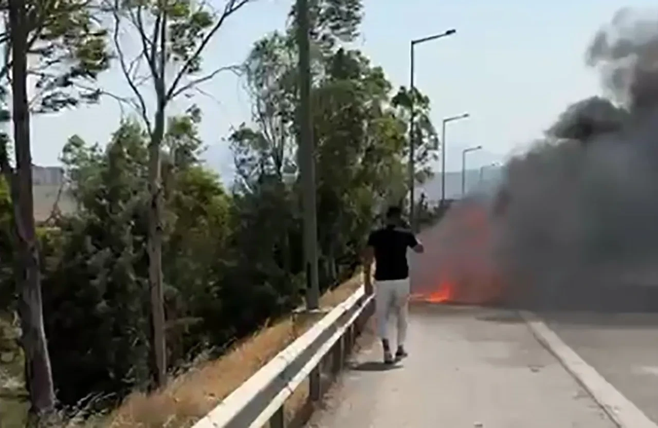 Lüks araç alev alev yandı, kapılar kilitlendi! Canını zor kurtardı, marka hatayı kabul etmiyor