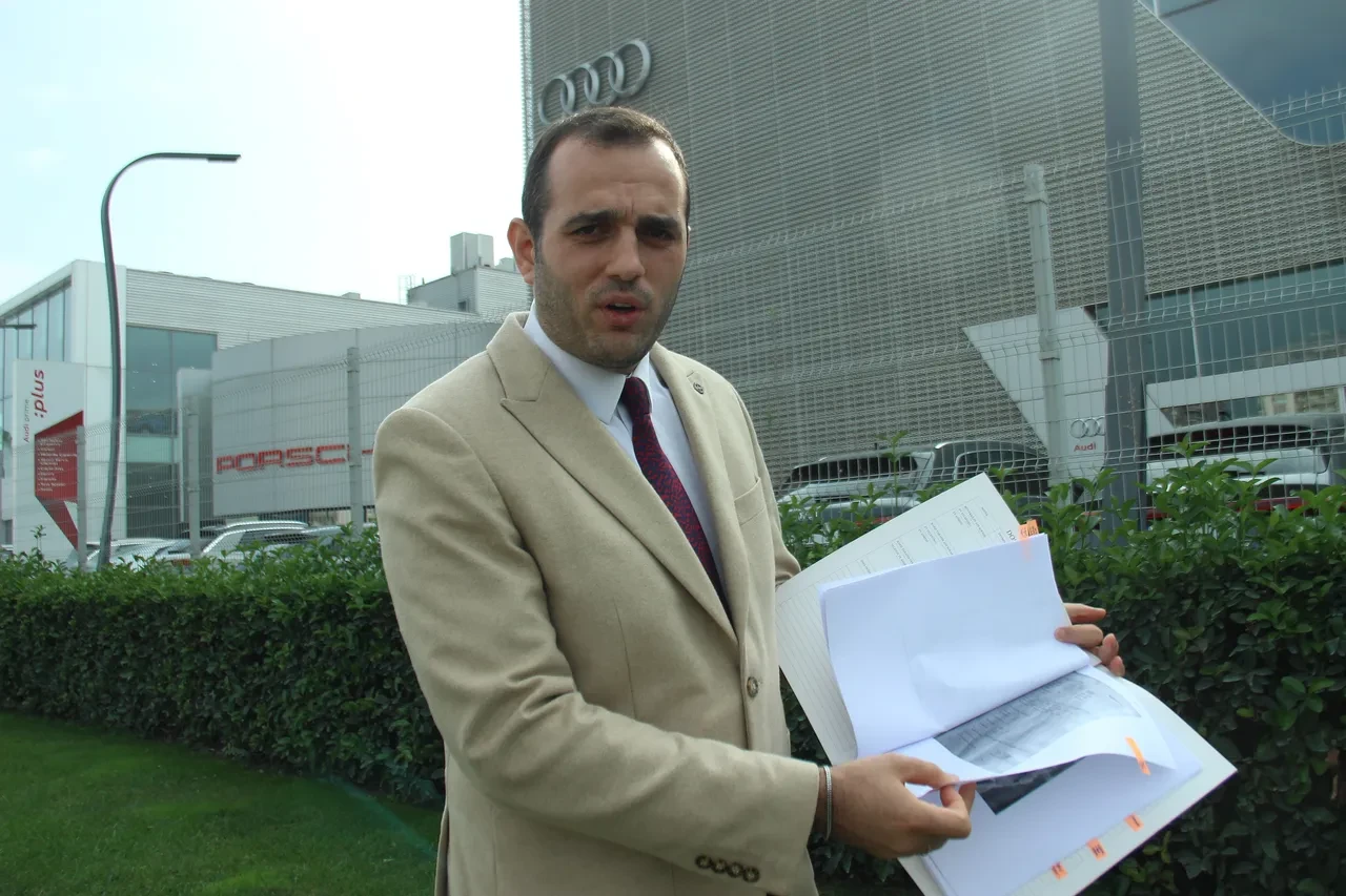 Lüks araç alev alev yandı, kapılar kilitlendi! Canını zor kurtardı, marka hatayı kabul etmiyor