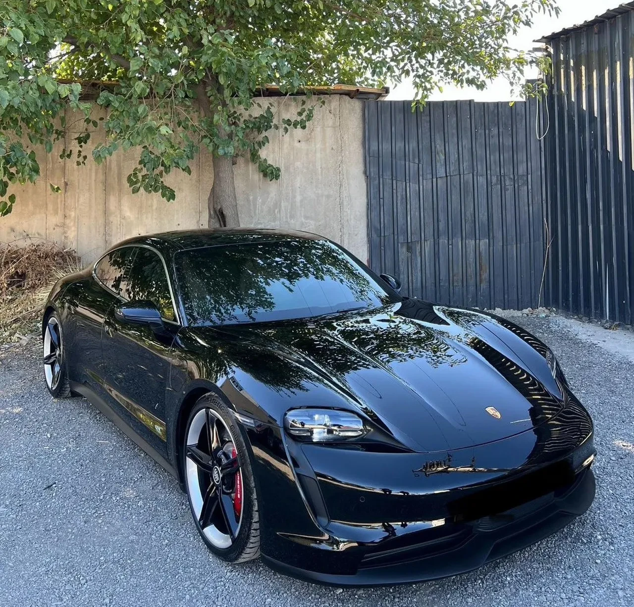 Lüks araç alev alev yandı, kapılar kilitlendi! Canını zor kurtardı, marka hatayı kabul etmiyor