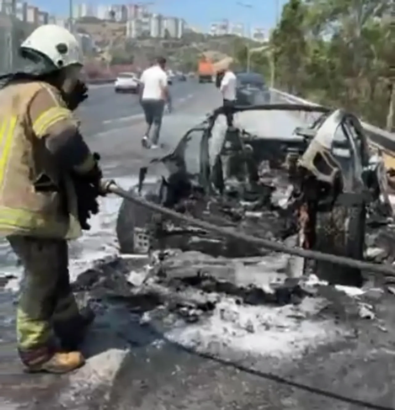 Lüks araç alev alev yandı, kapılar kilitlendi! Canını zor kurtardı, marka hatayı kabul etmiyor