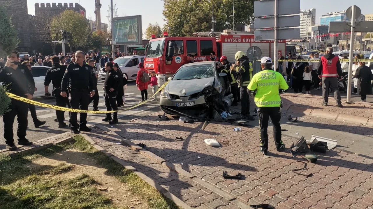 Otomobil yayaların arasına daldı! Faciadan kıl payı dönüldü