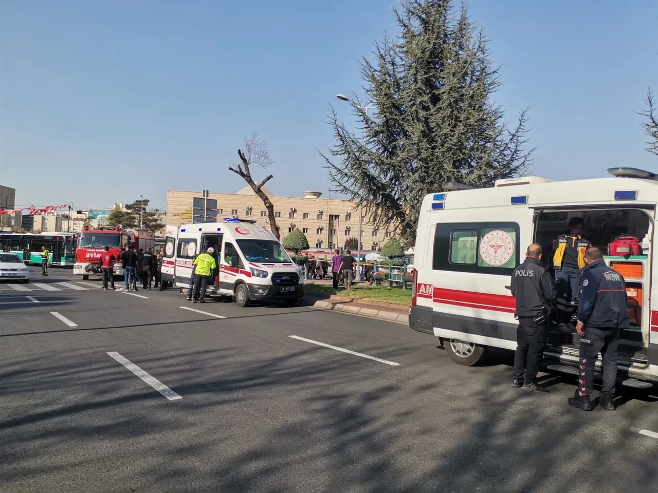 Otomobil yayaların arasına daldı! Faciadan kıl payı dönüldü