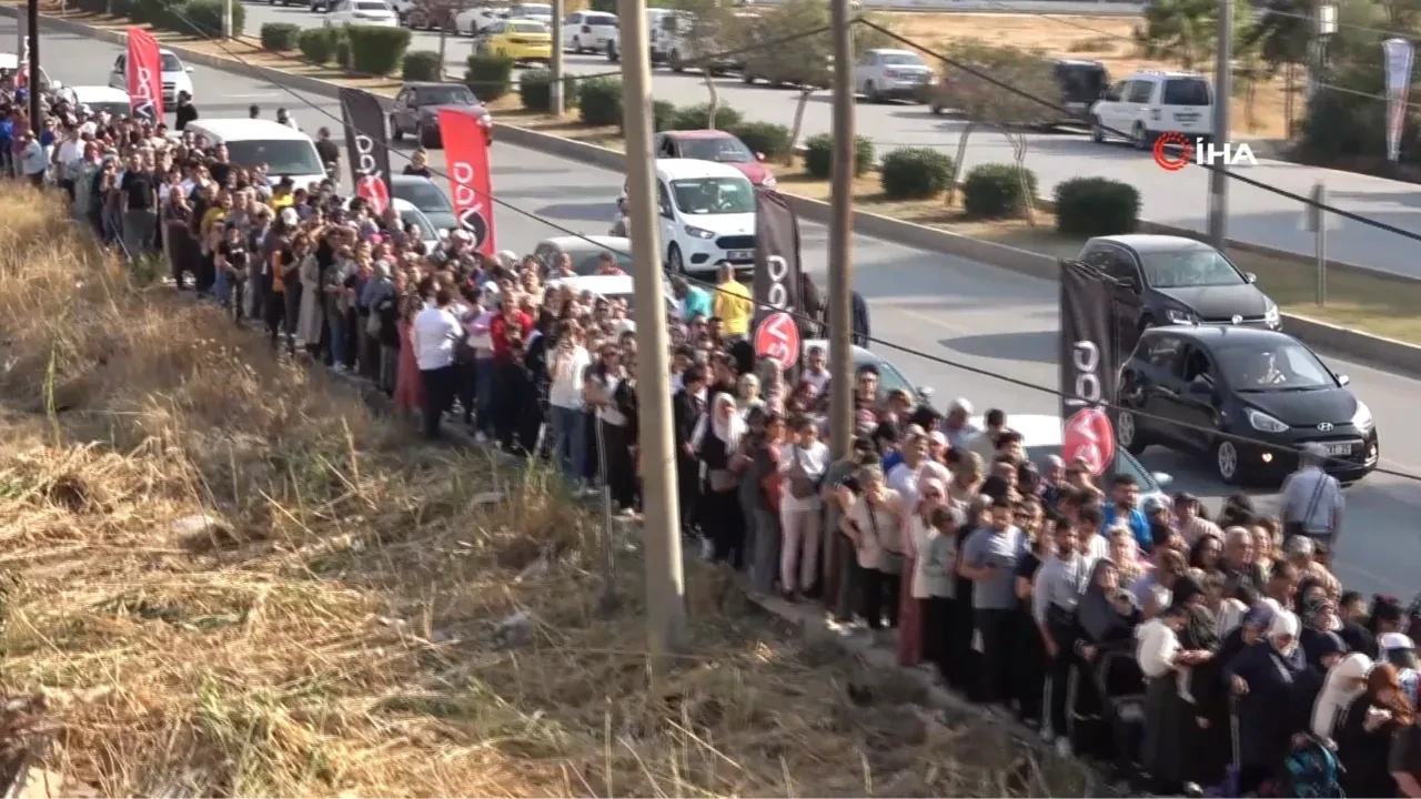 Saatlerce kuyruk beklediler! Hayrete düşüren anlar kamerada