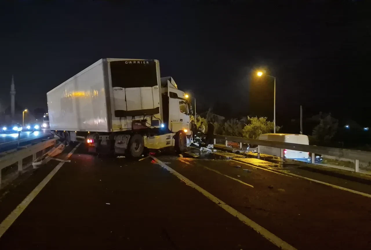 Tır bariyerlere saplandı, Tekirdağ-İstanbul yolu kapandı