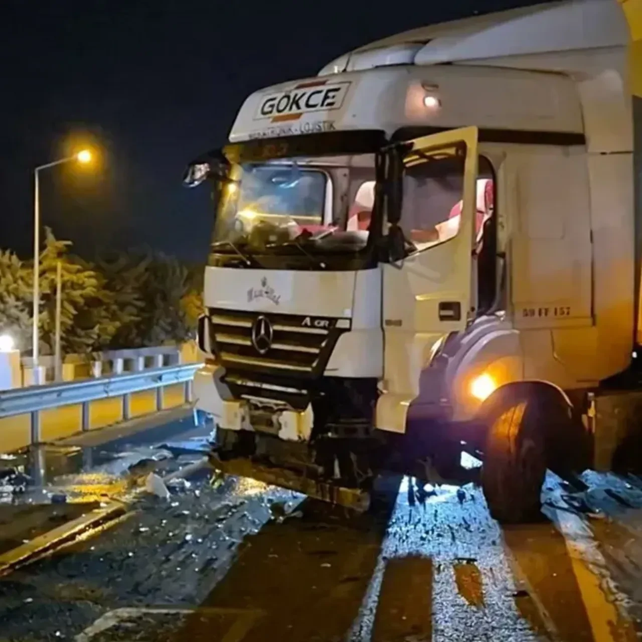 Tır bariyerlere saplandı, Tekirdağ-İstanbul yolu kapandı