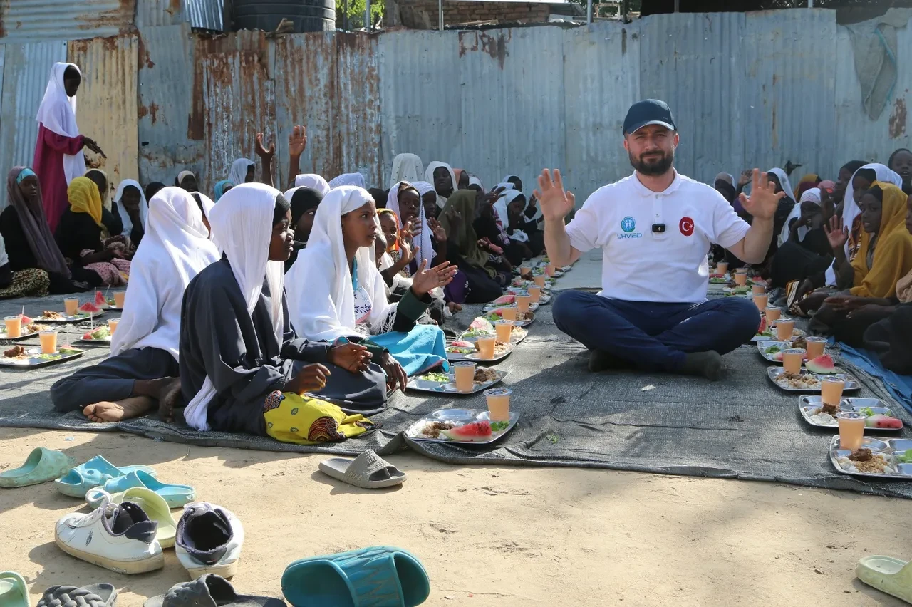 UHVED Derneği, Çad’da umudu yeşertiyor: Su kuyuları, yetim sofraları ve manevi destekler sürüyor
