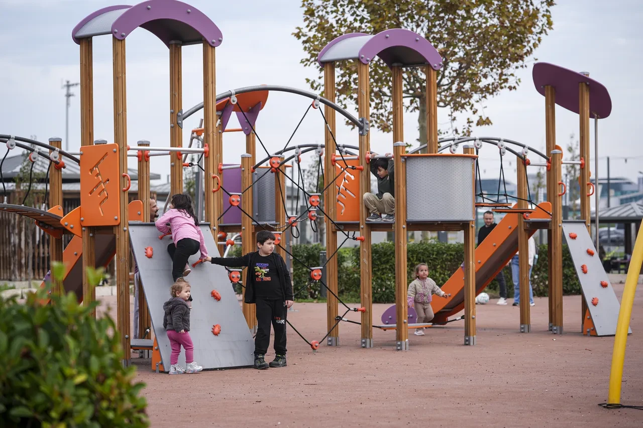 Ara tatil başladı, aileler çocuklarını eğlendirmek için dışarı akın etti