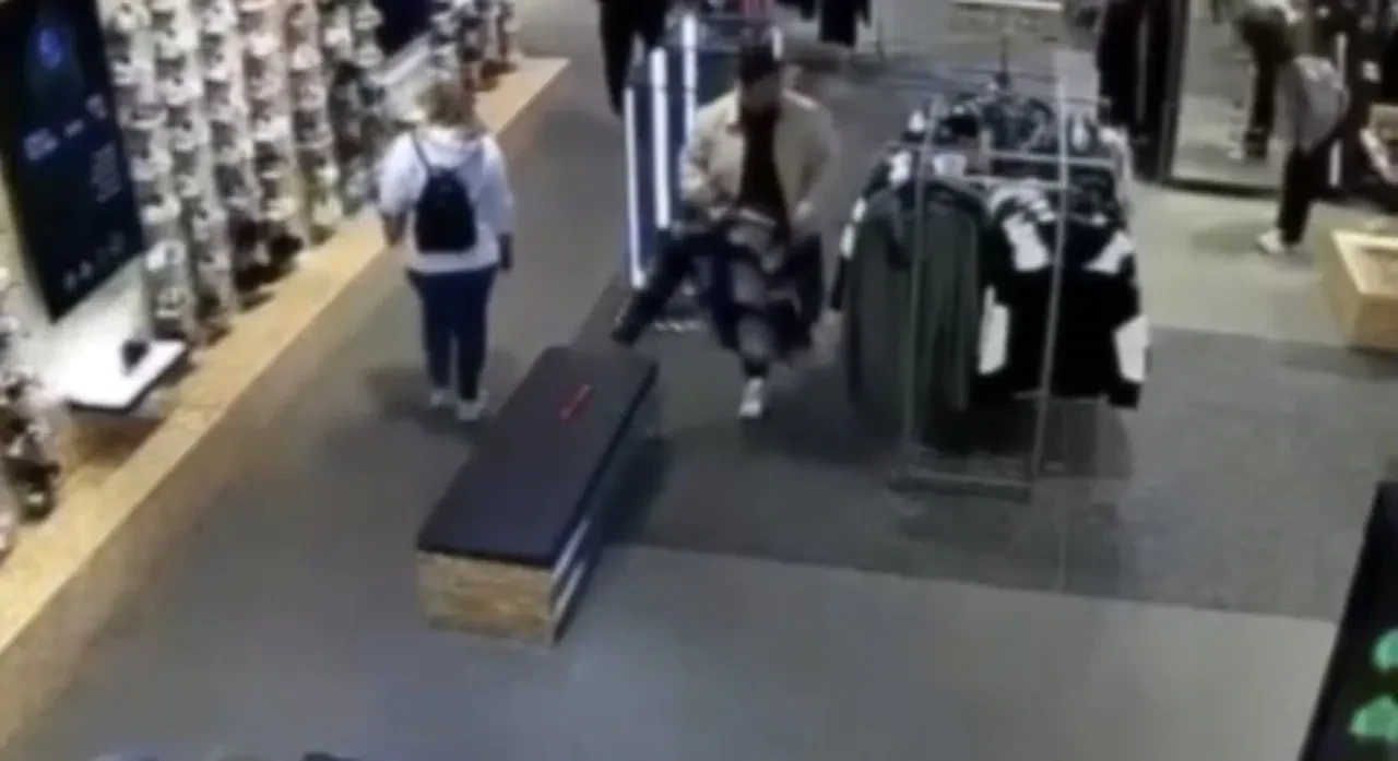 AVM’lerde 1 milyon TL'lik kıyafet vurgunu! Kerpetenlerle kabine girdiler: Nefes kesen operasyon kamerada