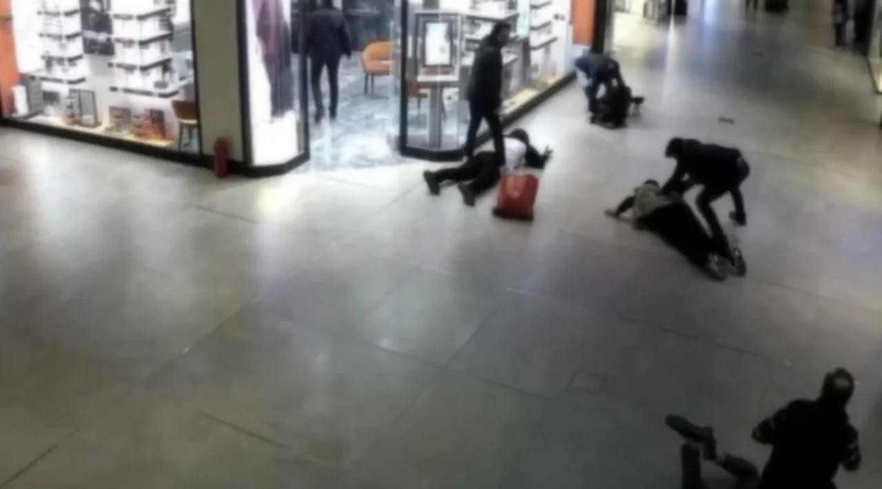 AVM’lerde 1 milyon TL'lik kıyafet vurgunu! Kerpetenlerle kabine girdiler: Nefes kesen operasyon kamerada