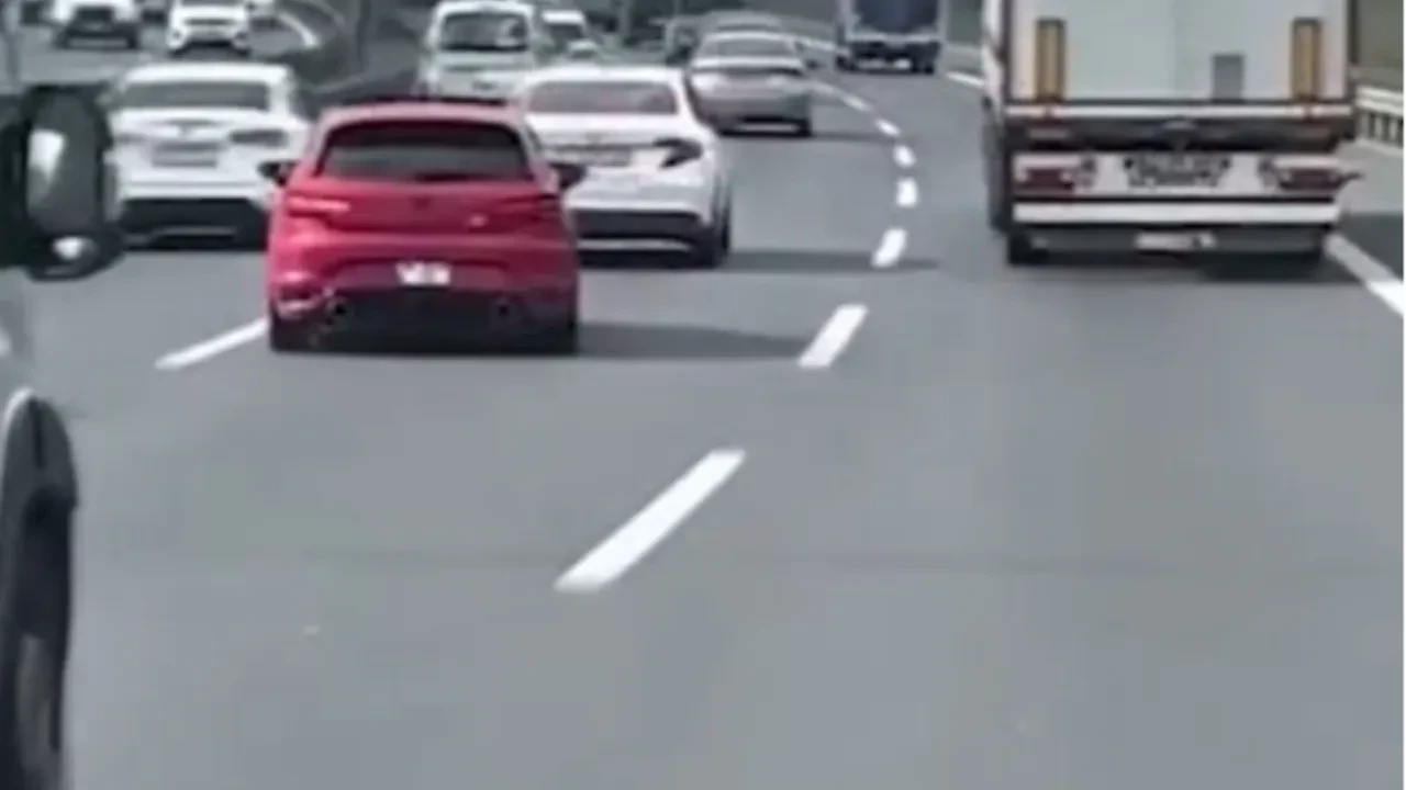 Bakan Yerlikaya videoyu paylaşarak sordu: 'Bilse trafikte bu hareketi yapar mı?'