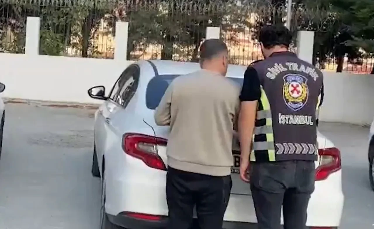 Bakan Yerlikaya videoyu paylaşarak sordu: 'Bilse trafikte bu hareketi yapar mı?'