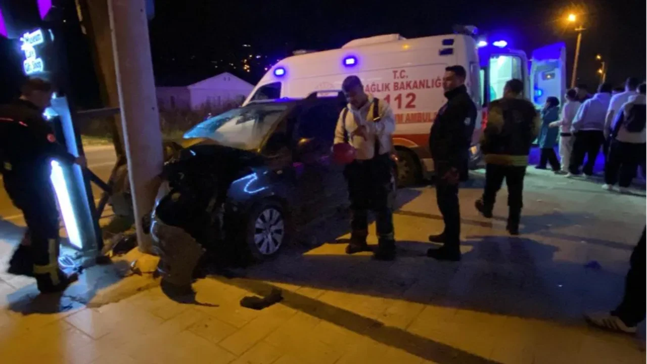 Bisikletliye çarpmamak için manevra yaptı, direğe çarptı: 5 yaralı