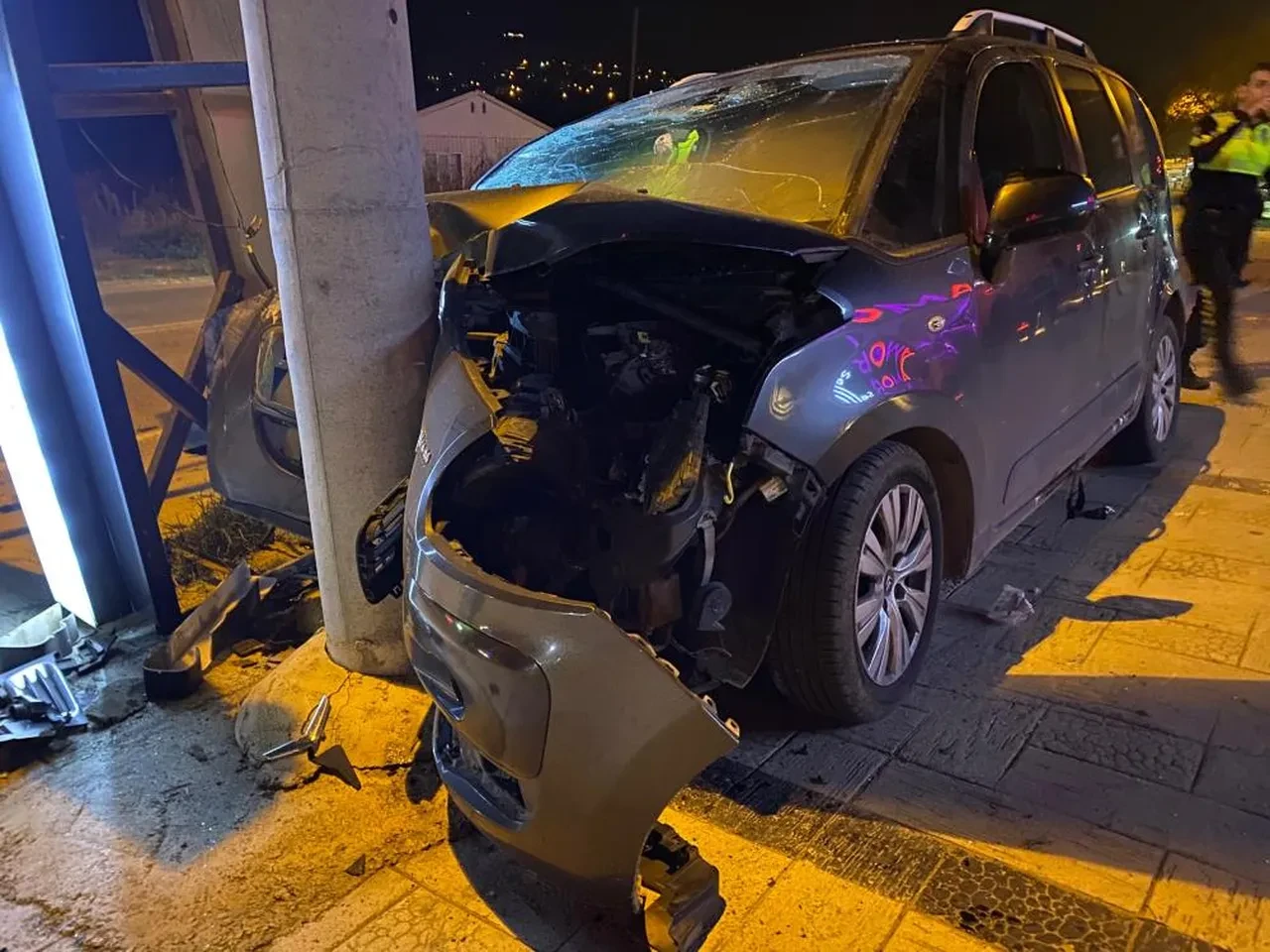 Bisikletten kaçtı, elektrik direğine çarptı: 5 yaralı