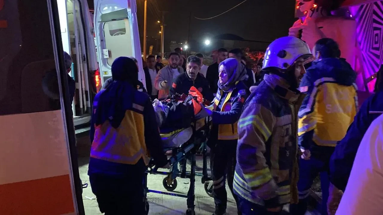 Bisikletten kaçtı, elektrik direğine çarptı: 5 yaralı