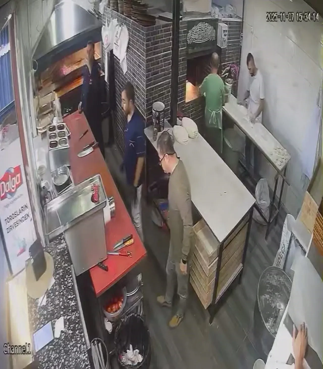 Canından önce küreğini düşündü! Depreme yakalanan fırın ustası kaçmak yerine bakın ne yaptı