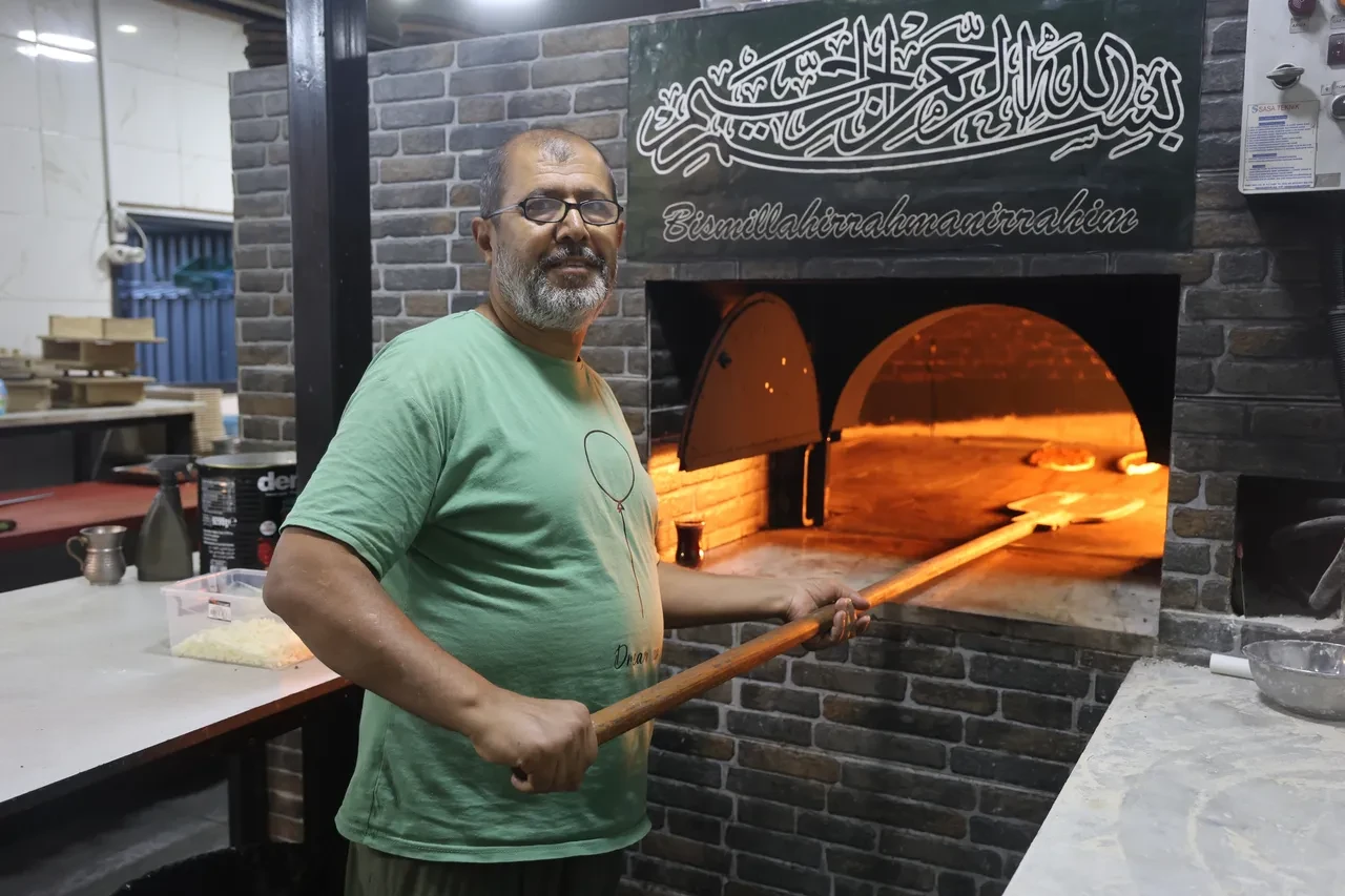 Canından önce küreğini düşündü! Depreme yakalanan fırın ustası kaçmak yerine bakın ne yaptı