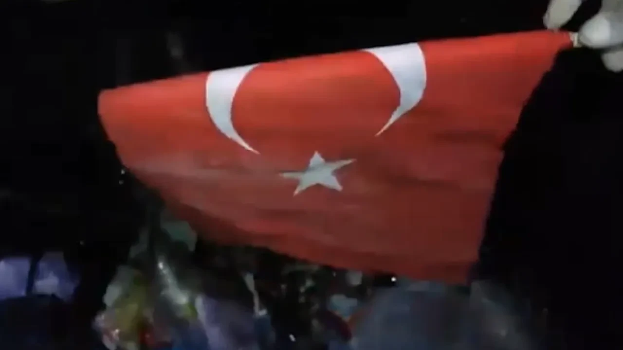 Çöpte bayrak bulmuştu! Bakın sonuç ne oldu