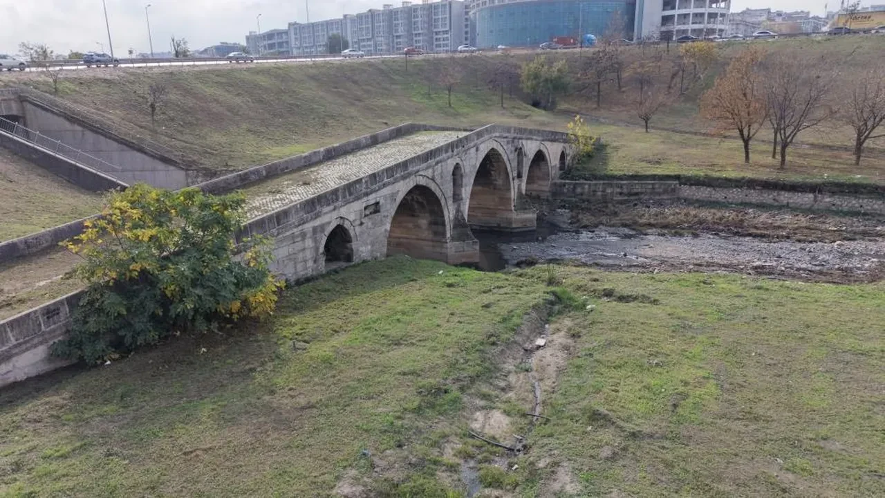 E-5'in yanında unutulan tarih: Mimar Sinan'ın 470 yıllık eseri Haramidere Köprüsü içler acısı halde