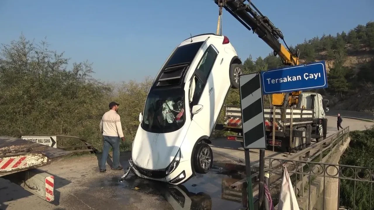 Ehliyetsiz kızın kullandığı araç çaya uçtu! İki küçük kızı vatandaşlar kurtardı