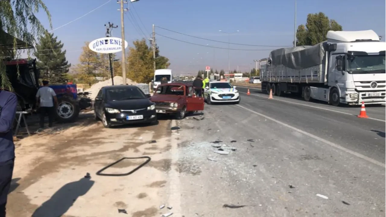 Elazığ’da bir araç park halindeki otomobile çarptı: 1 kişi hayatını kaybetti!