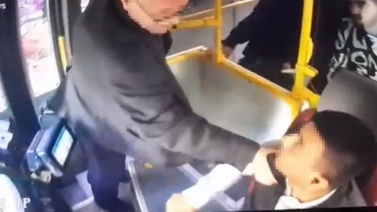 Halk otobüsü şoförü yaşlı adamla tartıştı, yakınları da onu darp etti