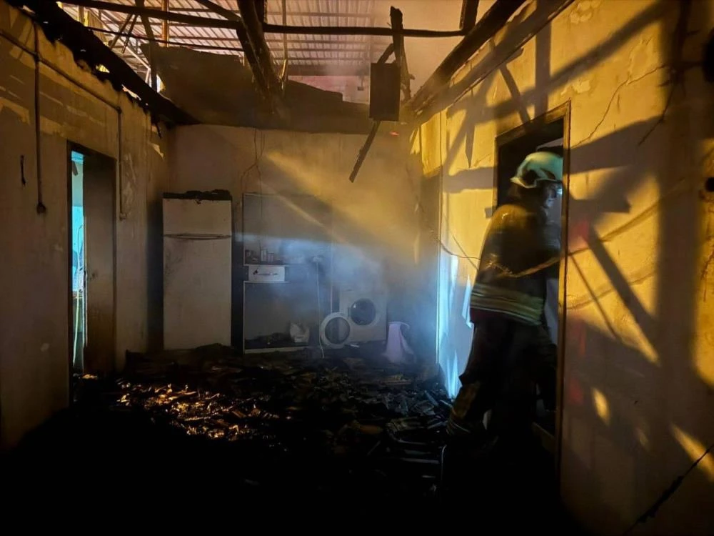 Manisa'da tek katlı bir evde çıkan yangın evi küle çevirdi