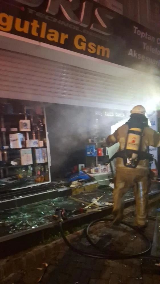 İzmir'de telefon aksesuar mağazasında çıkan yangın korkuya neden oldu