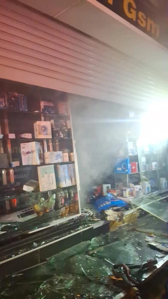 İzmir'de telefon aksesuar mağazasında çıkan yangın korkuya neden oldu